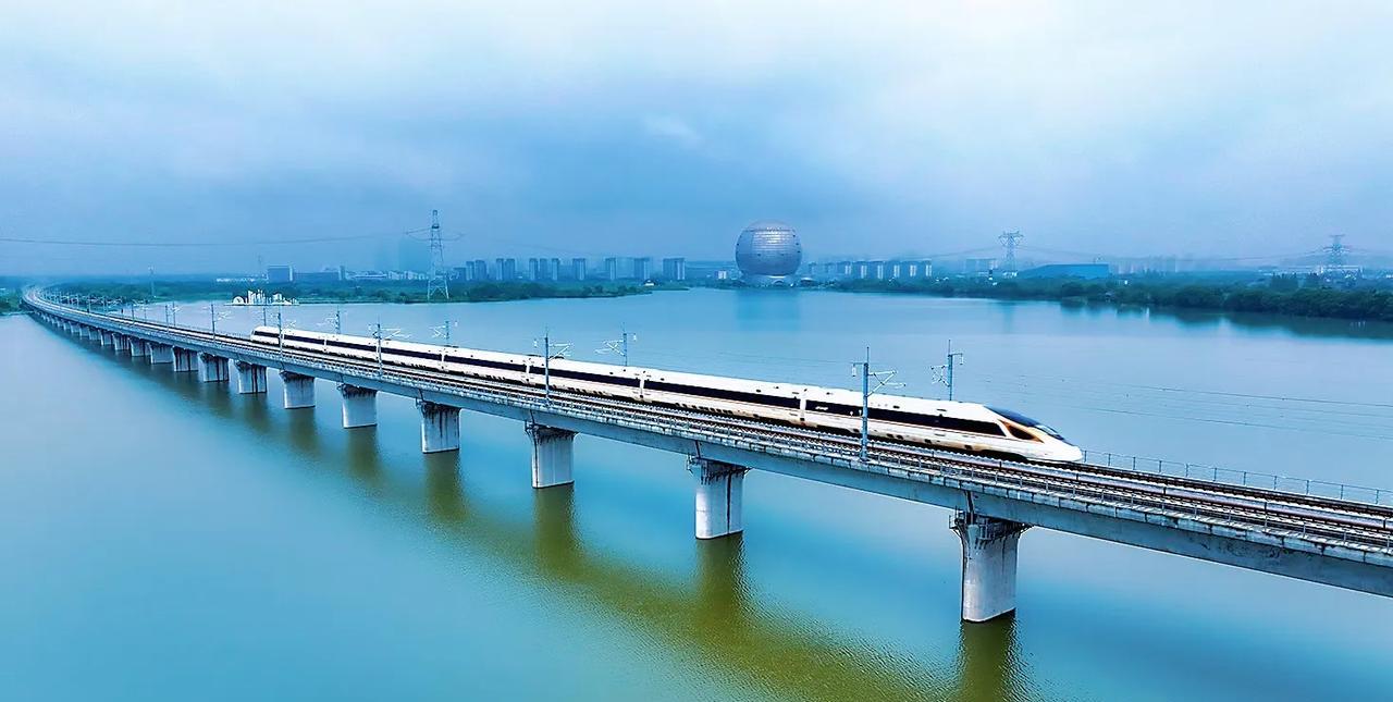 2025年6月26日，刚好是沪苏湖高铁通车半年的日子！
这条高铁通车对浙北小城湖