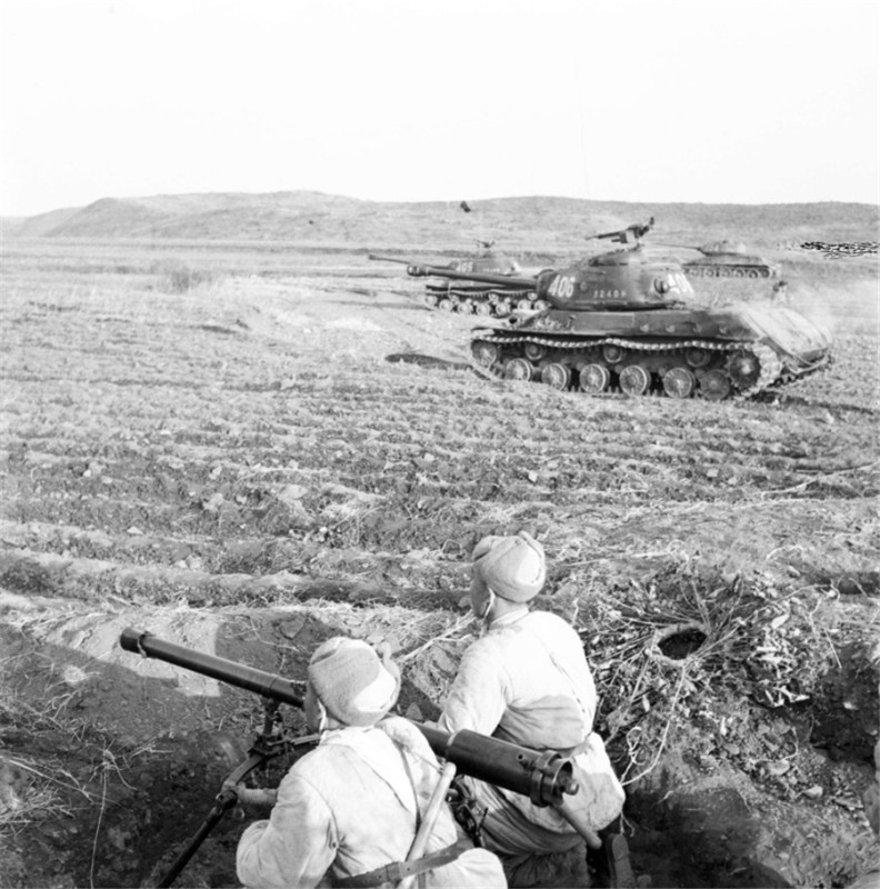 1952年志愿军在训练中使用52式无后坐力炮支援坦克部队。