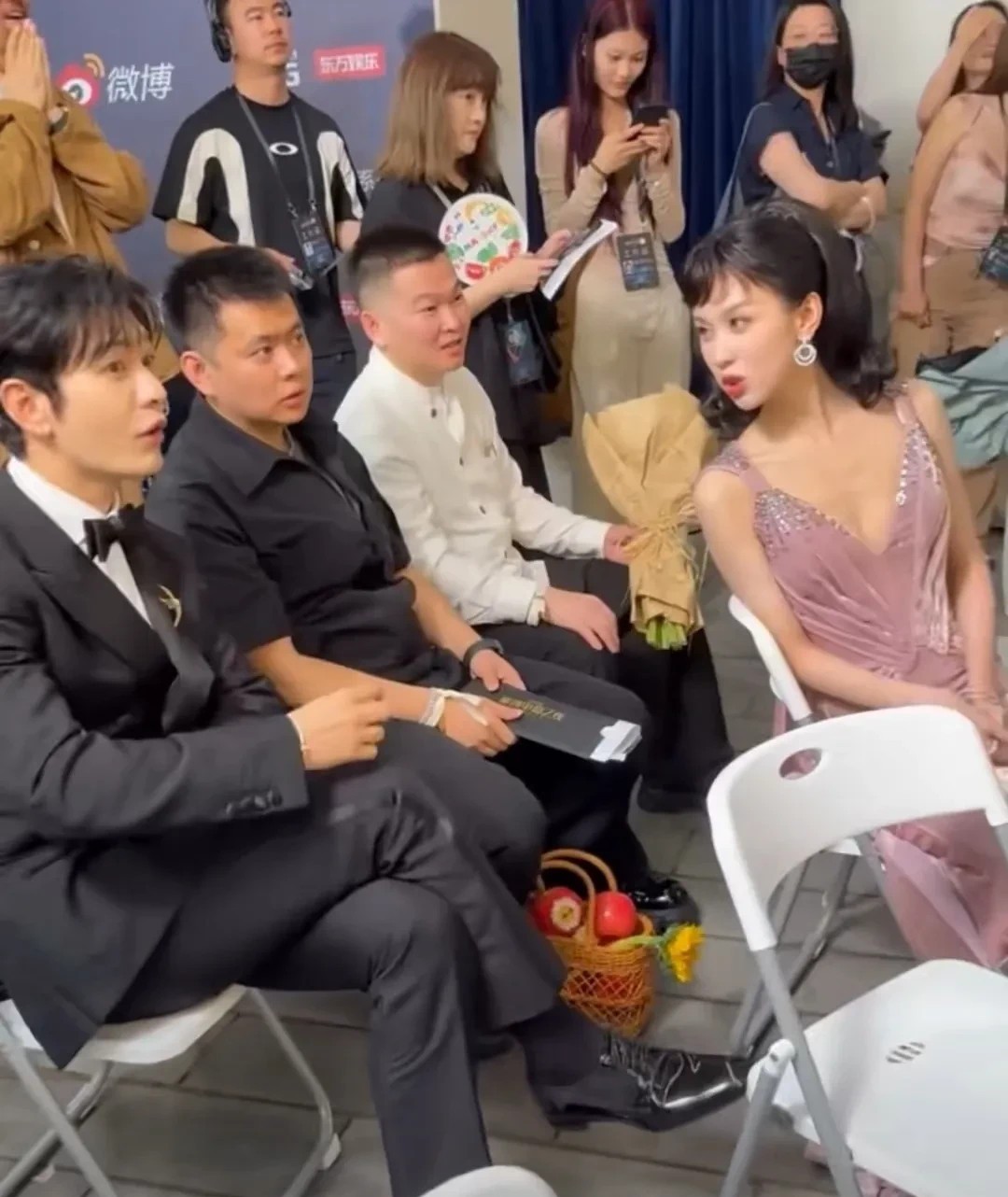 辛云来真的很幸运！

黄晓明在微博之夜后台观看辛云来采访时，他一脸疑惑的问旁