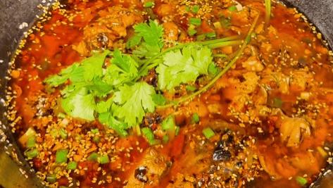 臭豆腐糊辣鱼：闻着上头，吃着上瘾的江湖暗黑美味