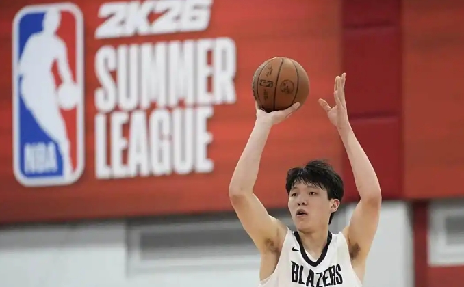 美记Evan SIdery今日更新社媒谈到了杨瀚森的夏联。
“杨瀚森在夏季联赛期