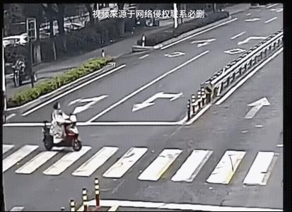 大货车老远就开始按起了喇叭，却不知道踩刹车。
老头子推着三轮闯红灯，根本不管刺耳