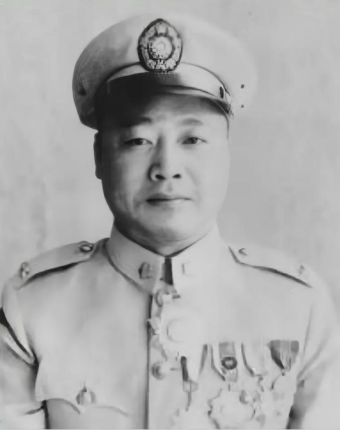 1949年，贵州解放前，何绍周叫来亲信，严肃地对他说：“你带一连兵力，把兵团司令
