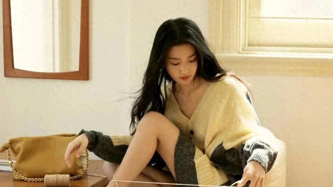 卢昱晓：连体毛短裙写真，各种沙发上，慵懒身姿，长腿撩人