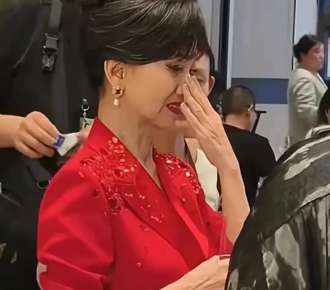 看到赵雅芝这几张照片，真的让人很心酸。

都70多岁的人了，本该是颐养天年，