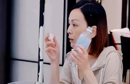 王琳录节目时，给自己儿子打了一个电话，儿子有些排斥她录节目，她哭着质问儿子：“你