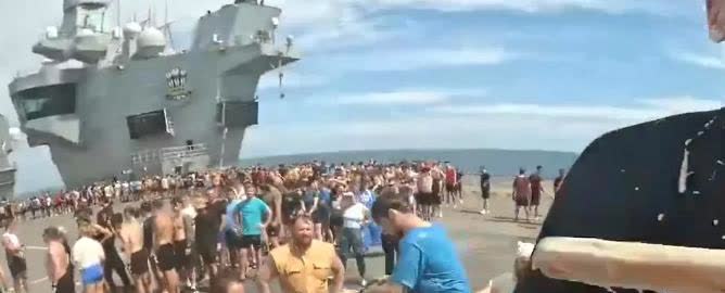 英国亲王号航母没敢进南海，转头南下澳大利亚，士兵们乐疯了，直接甲板开派对！

