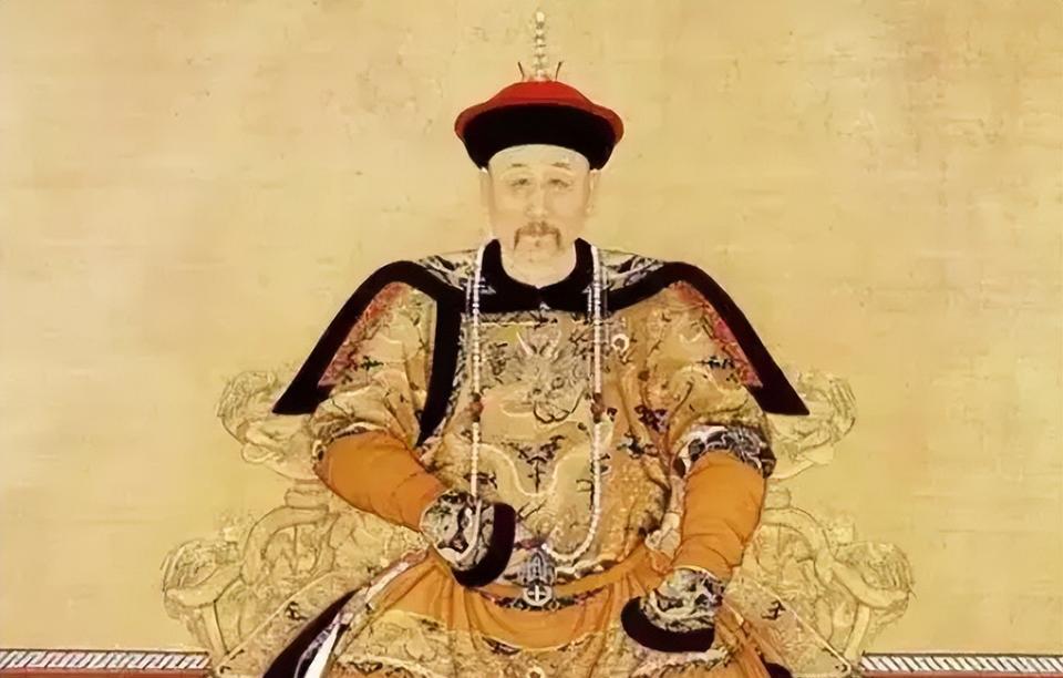 雍正十三年八月二十二日深夜，领班军机大臣张廷玉正在家中酣睡，突然一阵急促的敲门声