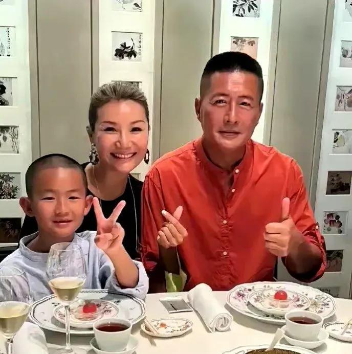 高曙光的二婚妻子王玲，比高曙光小16岁，是上海籍商人，两人于2001年结婚，生育