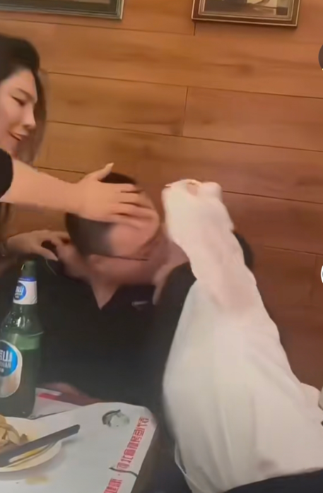  想请教个技术问题 您是怎么做到吸住对方挣脱不了的 是用牙给锁住了吗？