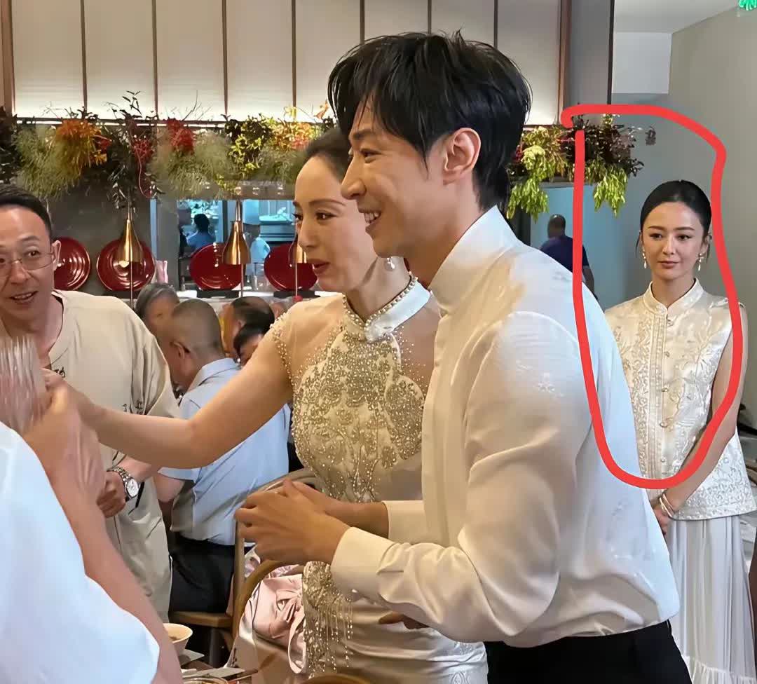 董璇婚礼，后面这位女士是不是佟丽娅啊!非常有气质