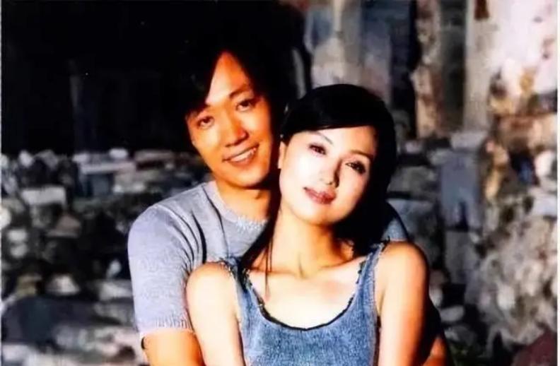 2025年5月17日，演员朱媛媛去世，丈夫辛柏青无比伤心！而当看到她和靳东的一张