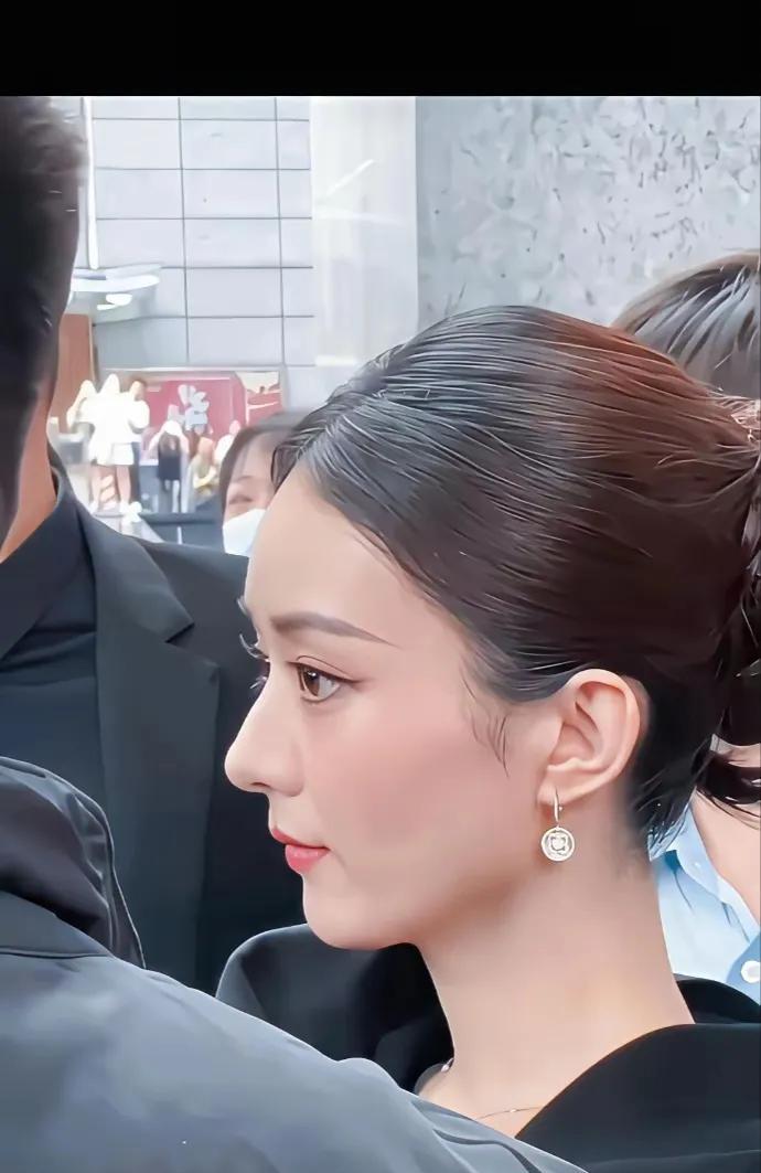 赵丽颖的鼻子也是很多人整形时会参考的模版。其实她刚出道的时候，很多人都觉得她的脸