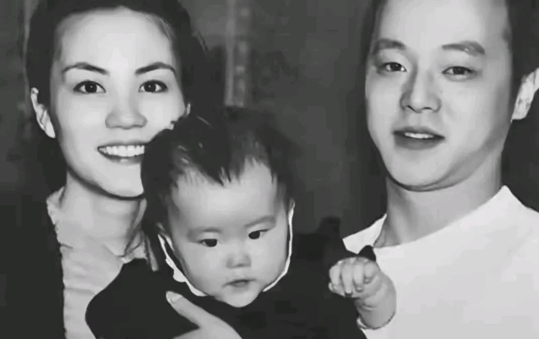 为什么窦靖童给人一种
明明爸妈都很好看
这张脸像极了爸爸
是男生就痞帅痞帅的
是