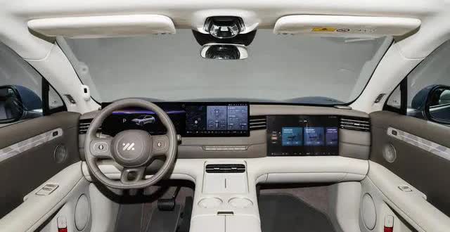 大变样，告别半幅，新款智己LS6回归全幅式方向盘！

以往，智己的半幅式方向