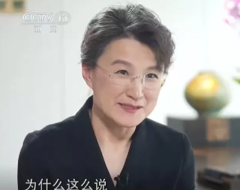 董倩采访黄仁勋，感觉她整个人变得洋气了