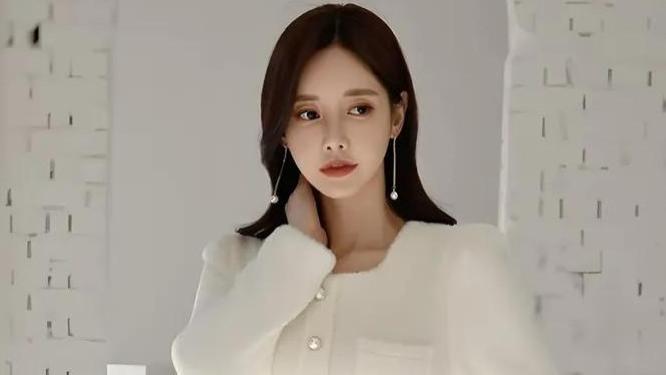 金罗裁袂曳清涟，蓝蕊凝香缀玉肩，笑靥轻扬山水畔，一襟诗意入江天