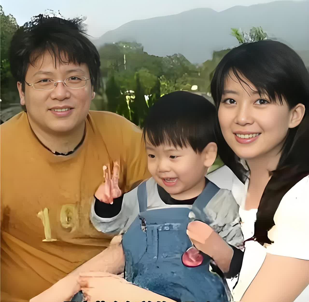 年轻时候的孟庭苇，是真漂亮啊，看看孩子都这么大了，看上去还是那么美，纯净的美。
