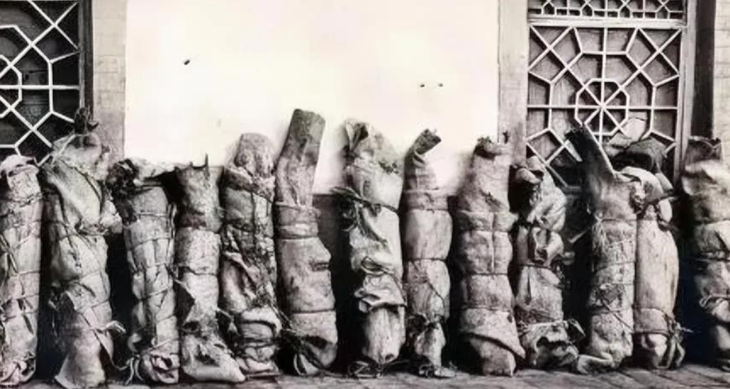 1937年，被马家军残害后，红军师团级干部的遗体，排成一排，被捆了起来，放在墙边