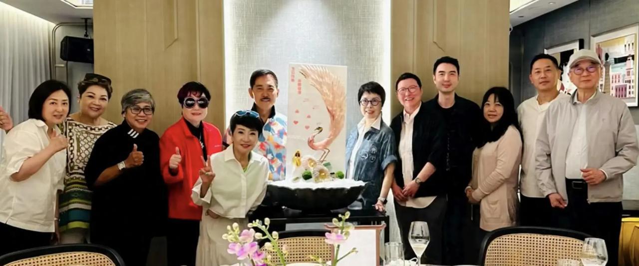 74岁狄波拉摆宴给小老公庆生，唐鹤德一来，这事儿不简单！
那天，香港东临餐厅那叫