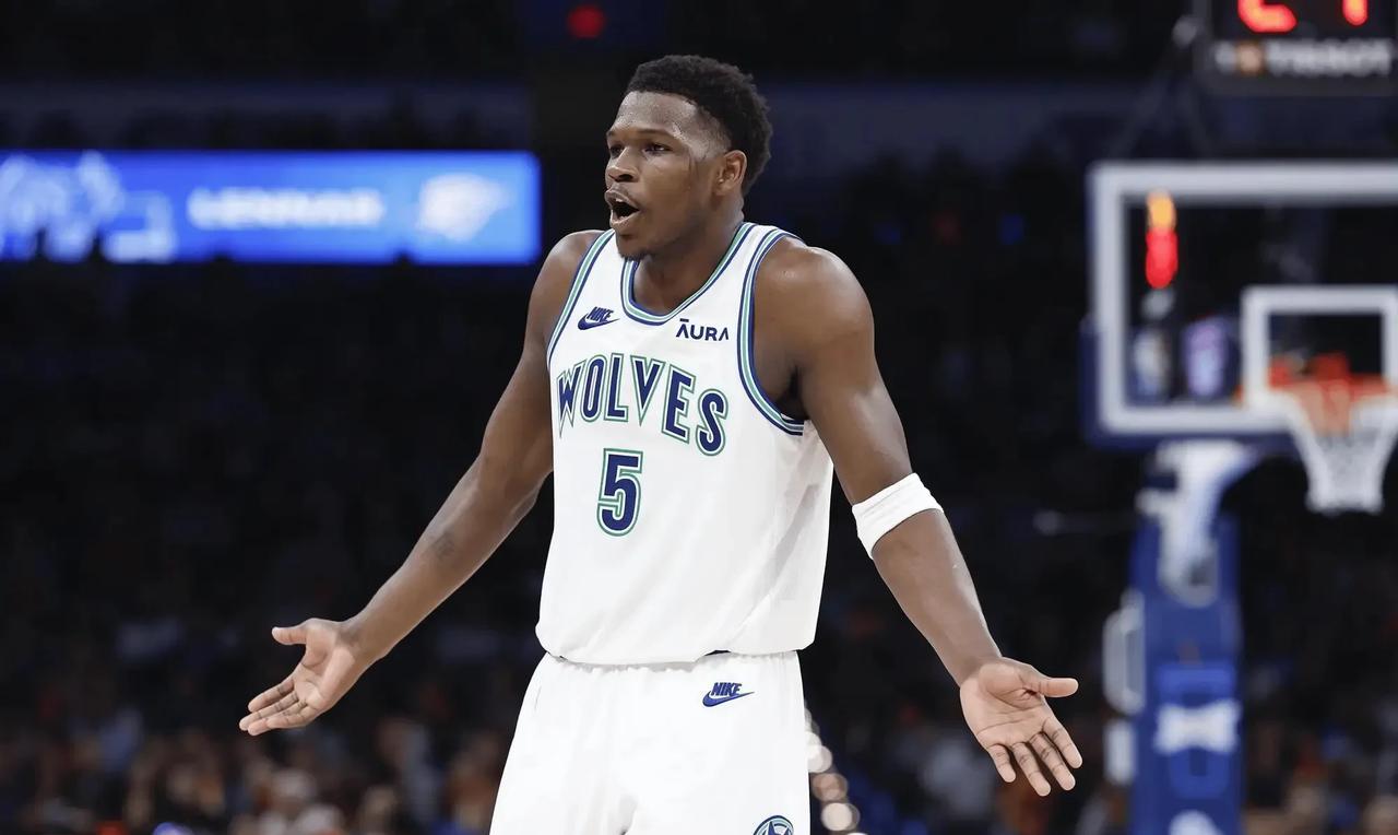 肖华朝令夕改啊
NBA官方宣布，森林狼当家球星爱德华兹昨天的技术犯规被取消，可以