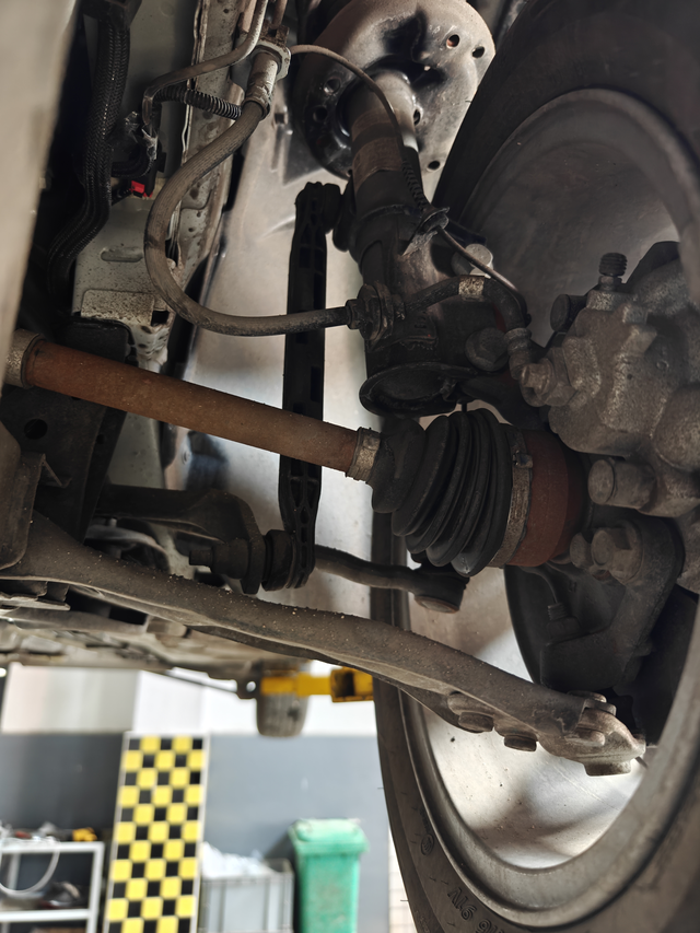 底盘件生锈属实有点狠了
前阵子首保时拍的照片，一直忘记分享出来。底盘升起来那一刻