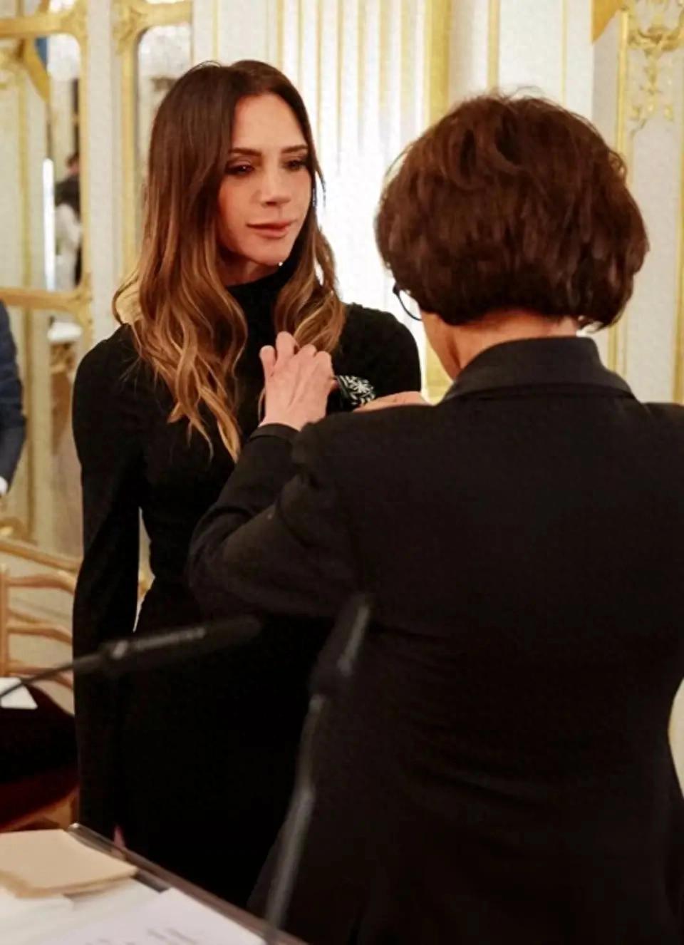 贝克汉姆家族再现全家福，准儿媳高调亮相，小七独留一旁