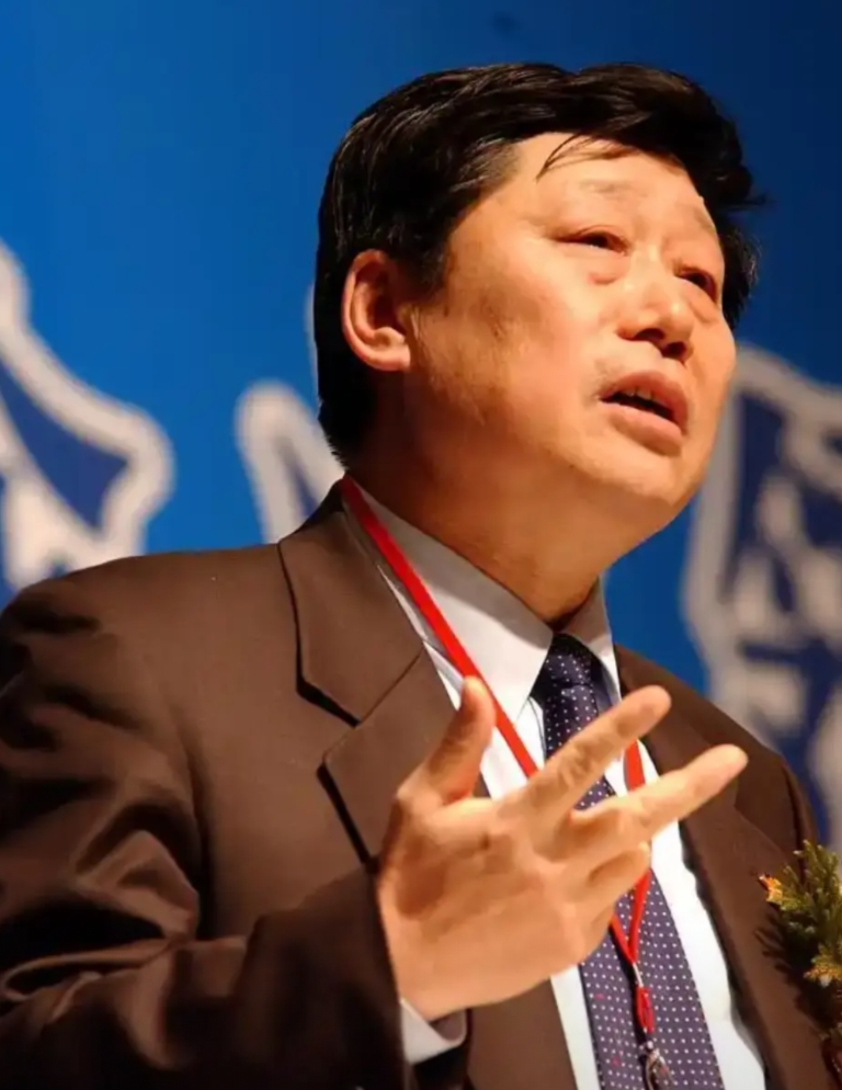 海尔的创始人张瑞敏不一般！

高中毕业，35岁接手海尔，办公室有5000本书，都