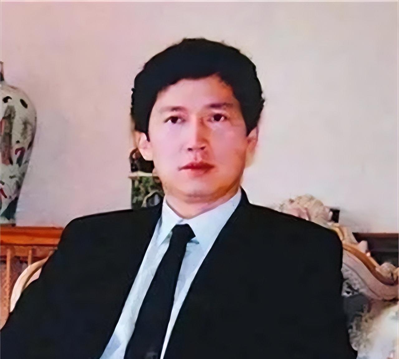 “她比我大40岁！晚上睡在我旁边的时候，我浑身都起鸡皮疙瘩。”1993年，这个继