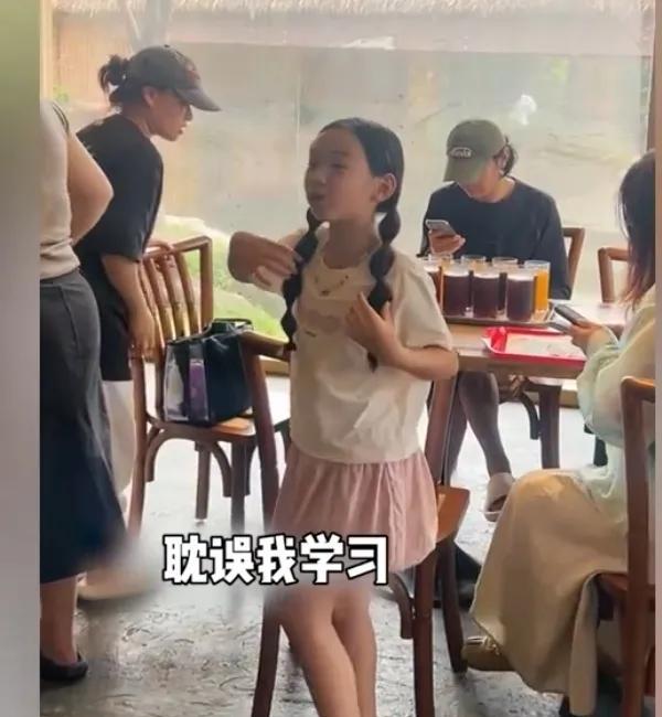 9岁小酒窝爆红！被路人追问“为啥不出道”，她的回答绝了！
董璇女儿小酒窝也太清醒