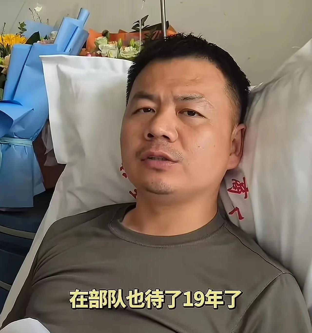 他就是跪母救人的张伟！
       为中国军人点赞！他为了救五名溺水的人，少校