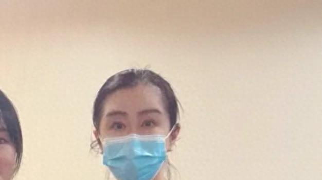 58岁王祖贤隐居生活曝光：白发苍苍，亲手准备艾灸生姜