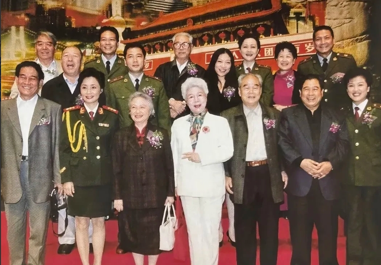 张良与八一厂的老同事田华 陶玉玲等老同事合影
有没发现这张照片里有两对夫妻，他们