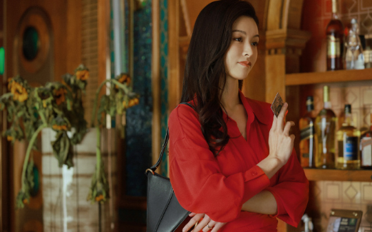 深夜车库惊魂！美女富婆拒绝挪车电话后，鬼影消失在监控最后一帧