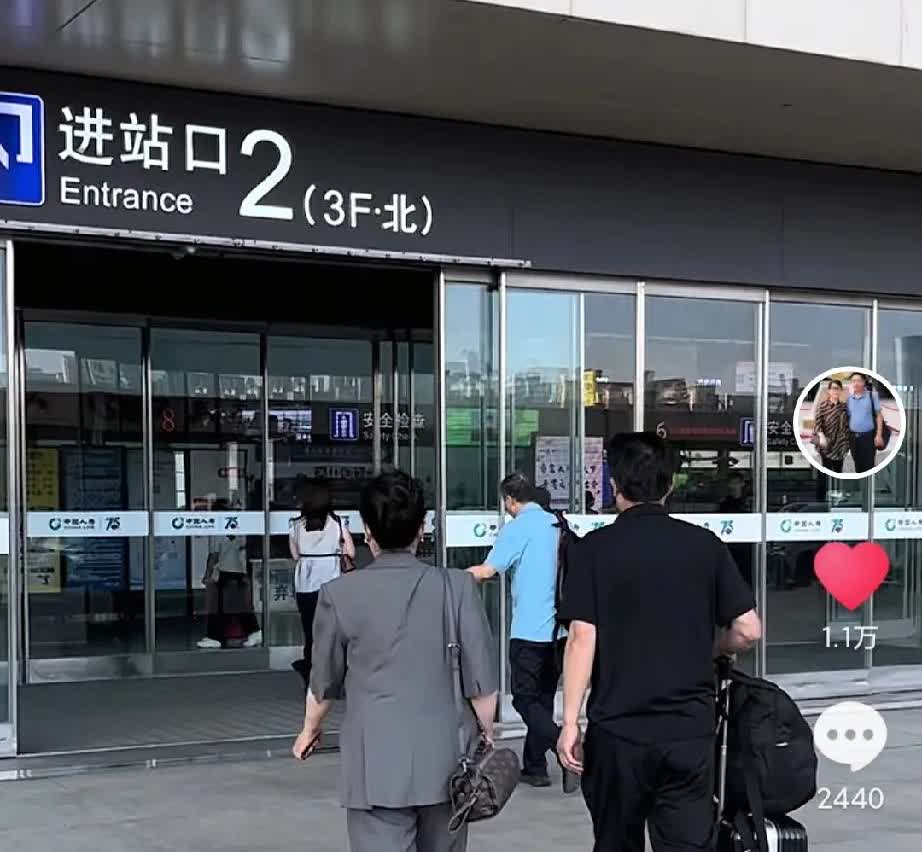 杜大娘曾经怀疑是许妈偷换孩子，专门跑到一个服装店的门口去，在服装店门口干嘛呢？装