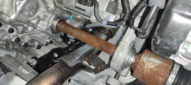 24年的车传动轴锈得一塌糊涂
涡轮三元这些锈是正常的但是传动轴锈成这样就说不过去