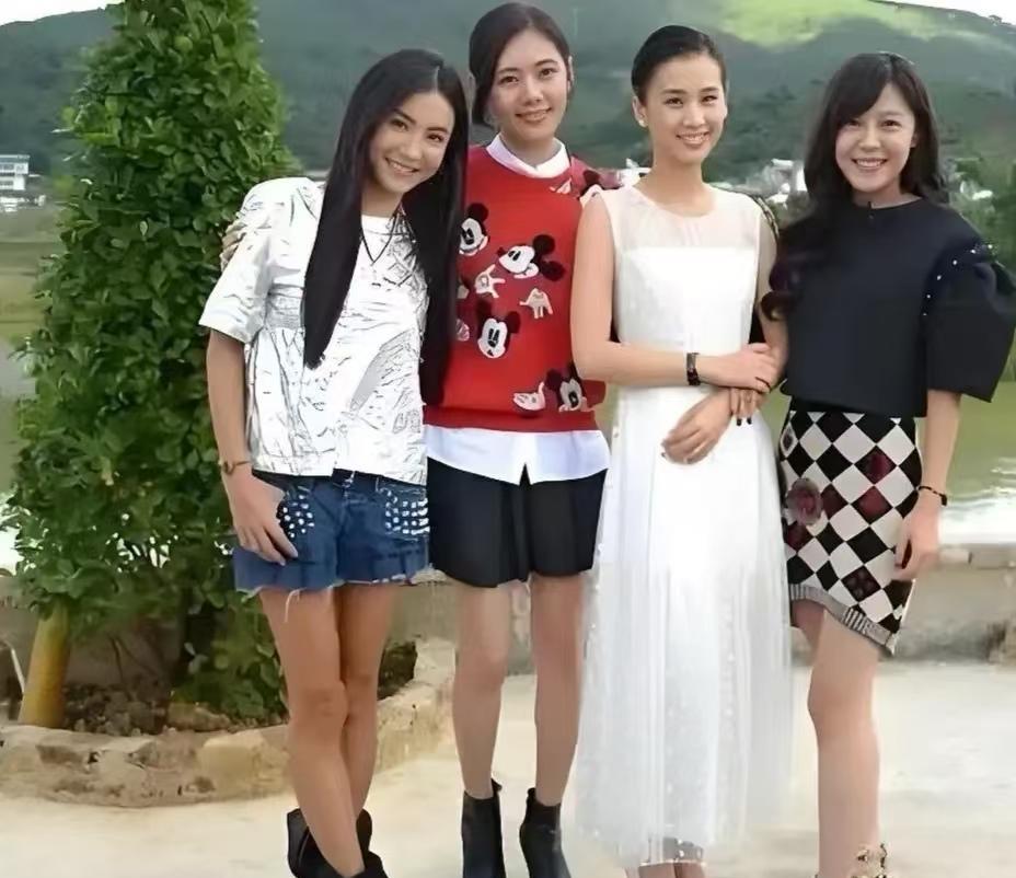 不比不知道，一比吓一跳。
那些没有感受到黄圣依美貌的人，看到这张四位女明星的合影