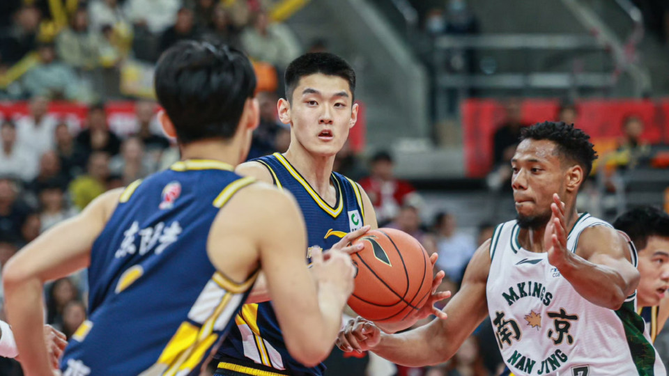 拒绝13分大逆转！徐杰伤退广东险胜南京迎开门红 郭昊文空砍42分萨姆纳26分