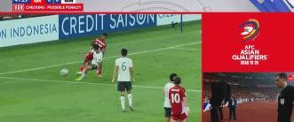 杨泽翔不该勾脚回带！大雷扑错方向！上半场国足0-1落后印尼！



世预赛国足客