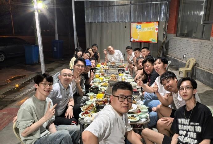 德云四队聚会照凌晨被晒，队长阎鹤祥没来，却接到了网友的通知，别忘把钱付了。
四队