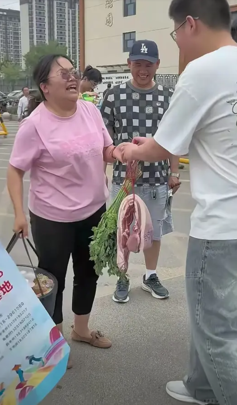 一中学生向老师送礼，没想到该老师不但收了，而且还感动的哭了。
6月23日，在河北