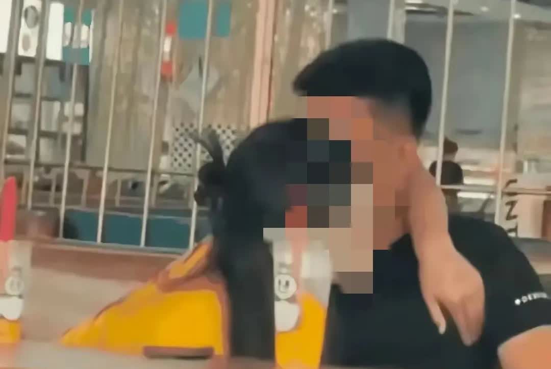 同样作为女性，关于蜜雪冰城黄衣女子事件我有话说。
大家也不要一股脑的去嘲笑讽刺