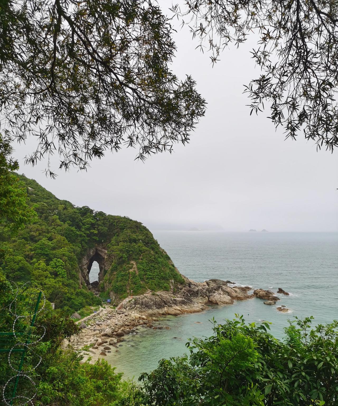 大门紧闭，不远处的洞口也被围了起来，这么美的地方，已经不对外开放了，着实有点可惜