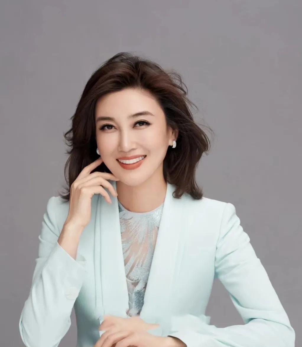 央视三美，70后的李红，80后的胡蝶，90后的郭若天，真的是后浪推前浪，她们的主