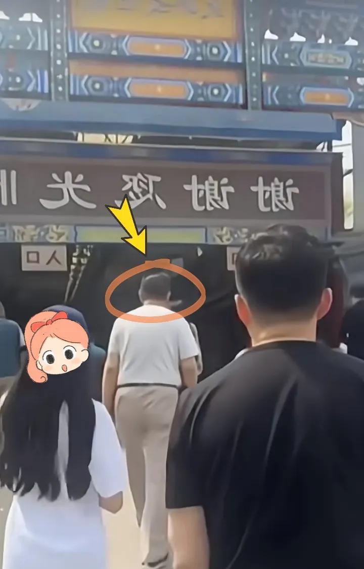 汪小菲:等孩子们都回来了弄个四合院，一家人住在一起。
为了小玥儿的生日，汪大爷从