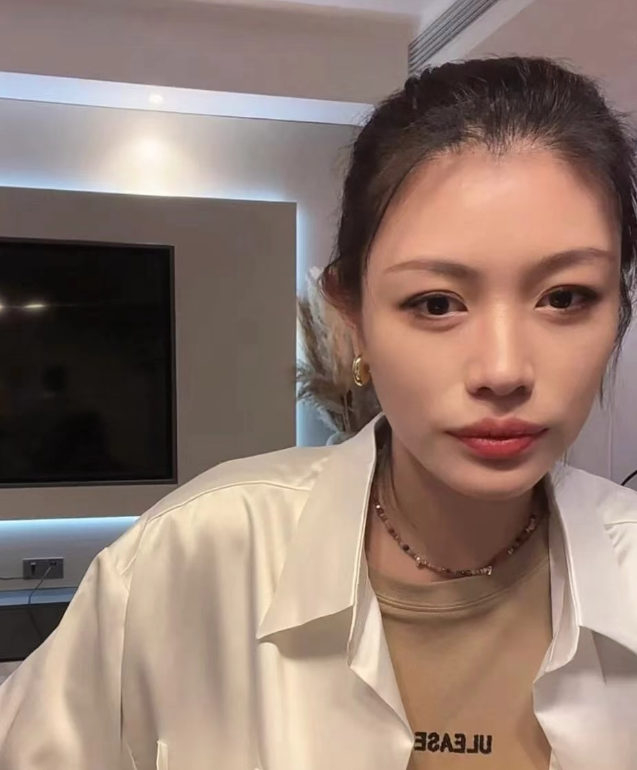 终于明白了，
葛荟婕为何会深夜破防？

不是因为女儿小苹果不愿搭理她，而是因为她