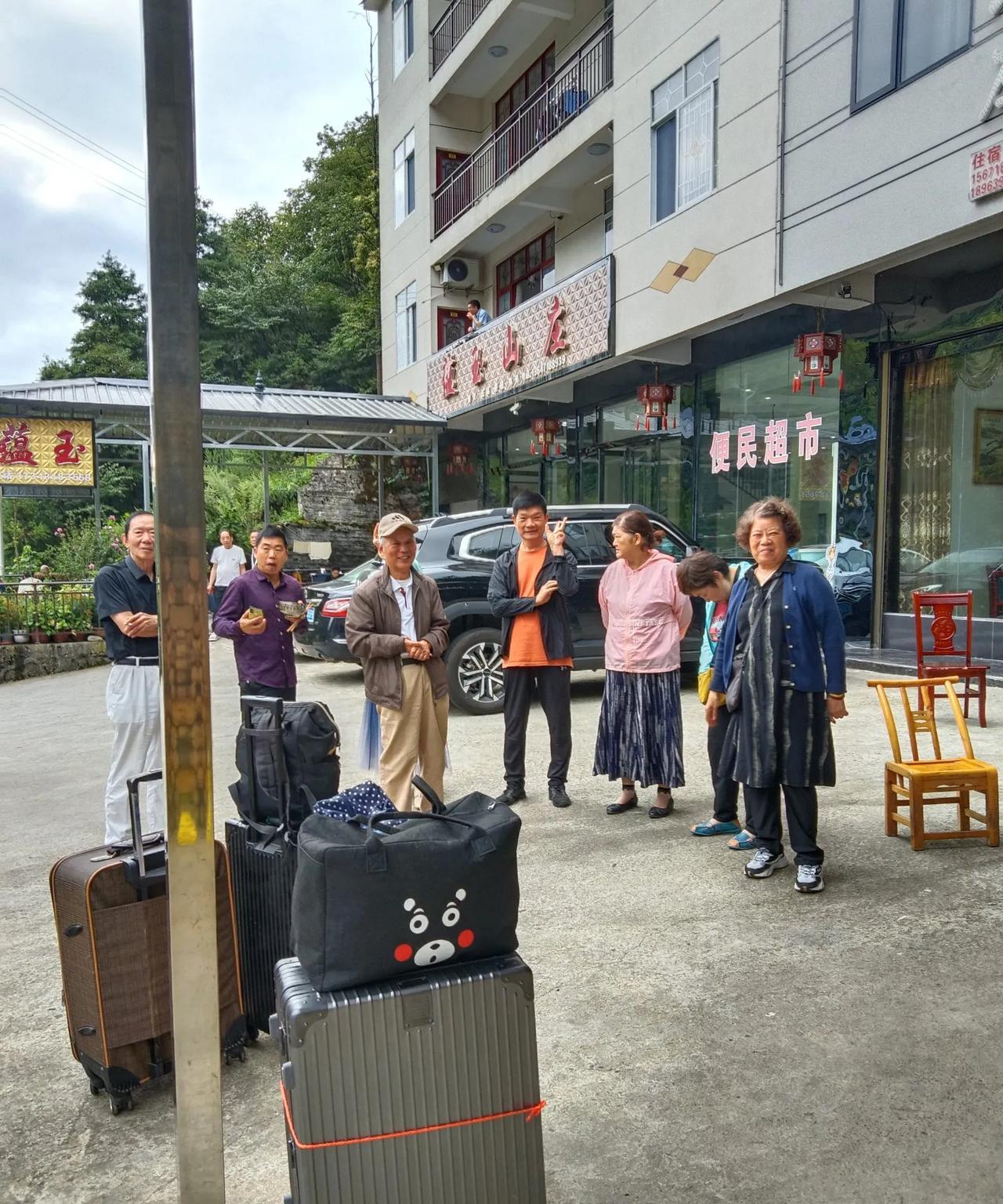 避暑的弊端第六集，情感困扰
前言：
避暑有两大利好，一是凉爽舒适，二是余暇清闲。