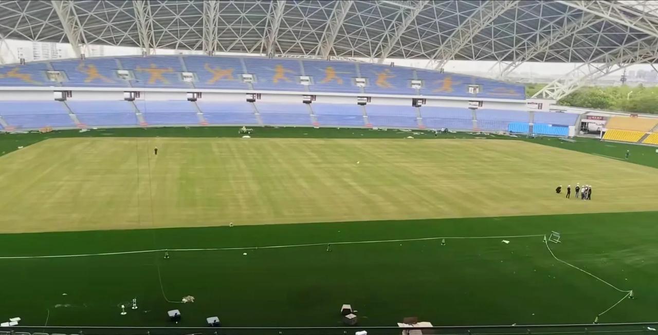 南通体育会展中心足球场改造接近尾声，草坪状态看上去很不错，原先跑道位置铺上了绿色