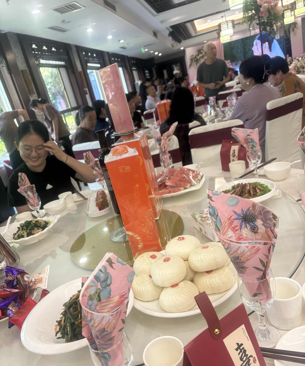 现在的婚礼真是越来越简单了，年轻人都想开了，没有必要把钱浪费在婚宴上。
今天是表