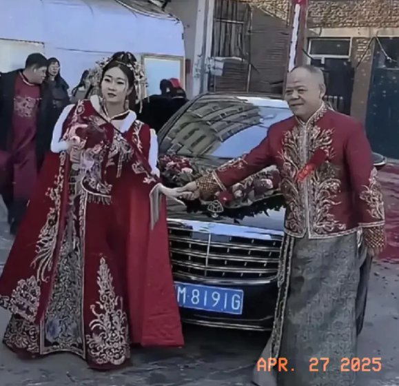 “这年头，不讲年龄差距，只要有钱，有钱就行”！在广东梅州发生的一件事，引起了网友